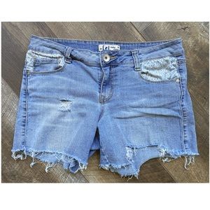 Lei Ashley Low Rise Festival Denim Shorts 🌼
